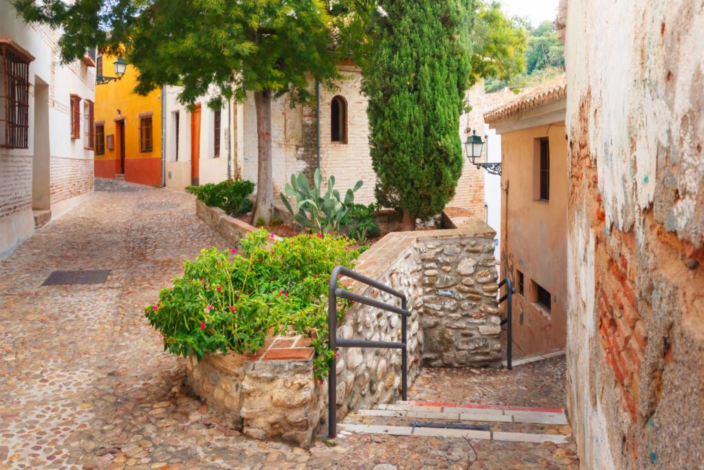 Alicante, słoneczne miasto na wybrzeżu Costa Blanca, przyciąga wielu ludzi zainteresowanych zakupem nieruchomości.